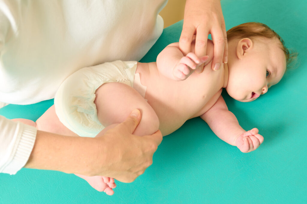 Baby bei Vojta Behandlung in Praxis Alzenau