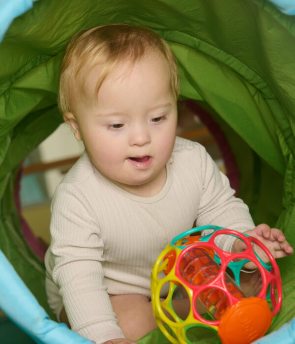 Baby im Spieltunnel bei Krankengymnastik Alzenau